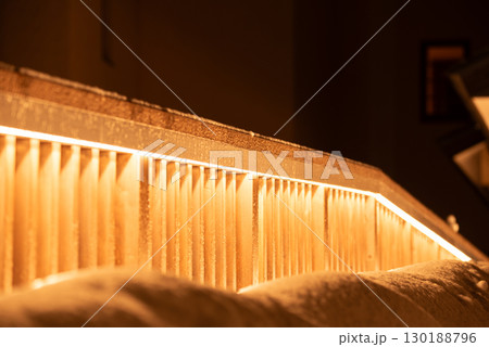 ライトアップされた冬のリゾートホテルのイメージ 130188796