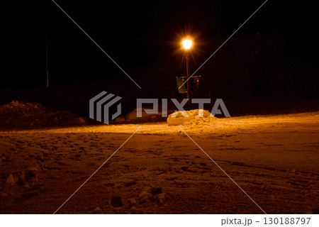 ライトアップされた冬のリゾートホテルのイメージ 130188797