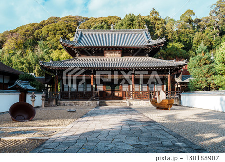 秋の晴れた日の萬福寺　開山堂 130188907