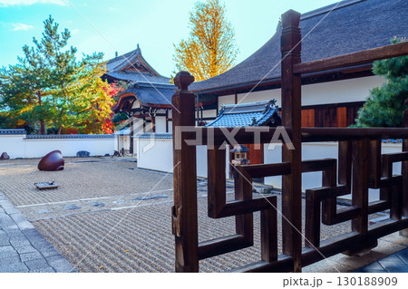 秋の晴れた日の萬福寺　開山堂 130188909