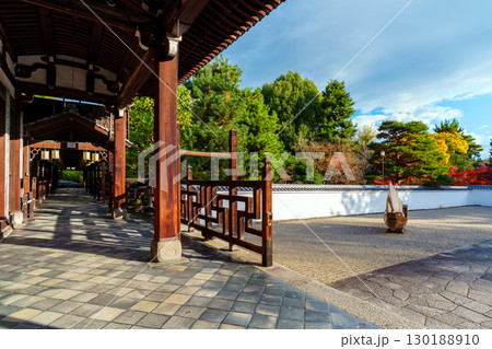 秋の晴れた日の萬福寺　開山堂 130188910