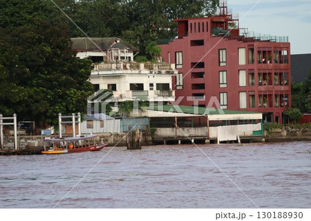 タイバンコクのチャオプラヤー川と船と対岸の街並みと緑の葉の木々の森の風景 130188930