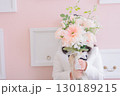 花束　花　花束を持つ人 130189215