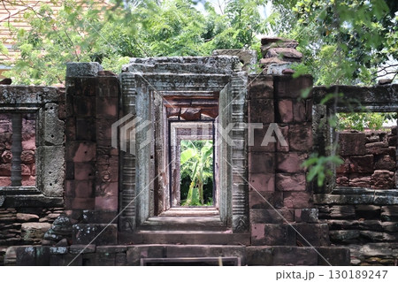 緑の植物に囲まれたタイのピマーイ遺跡の風景 緑の植物に囲まれたタイのピマーイ遺跡の風景 130189247