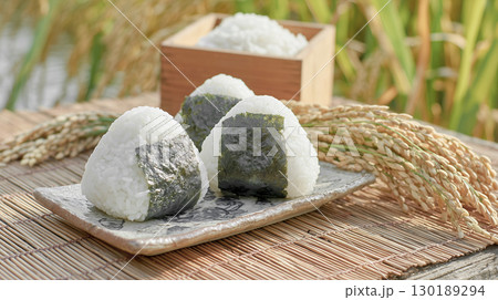 秋の新米と稲穂。お皿にのったおにぎり 秋の新米と稲穂。お皿にのったおにぎり 130189294