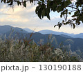 秋の山並みとススキが揺れる風景 130190188
