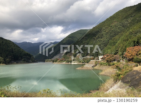 エメラルドグリーンの湖と山々に囲まれた秋の風景 エメラルドグリーンの湖と山々に囲まれた秋の風景 130190259