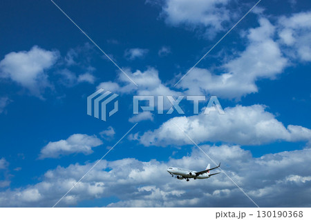 青空を飛ぶ飛行機 130190368