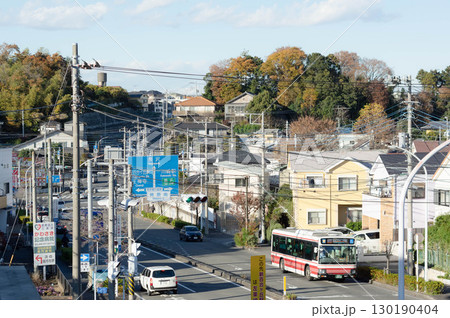 日吉元石川線の終点、稗原を走る小田急バス 130190404