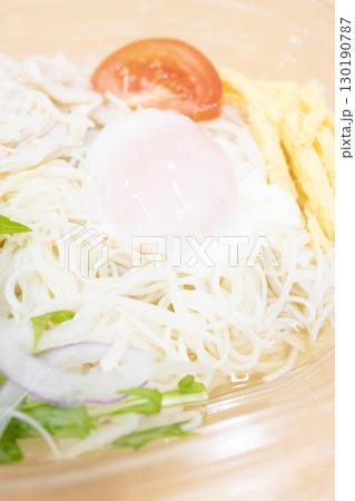 夏の味覚、コンビニの美味しい温泉玉子のせ素麺 130190787