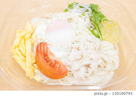 夏の味覚、コンビニの美味しい温泉玉子のせ素麺 130190793