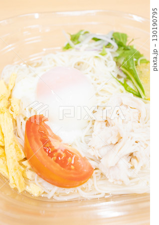 夏の味覚、コンビニの美味しい温泉玉子のせ素麺 130190795