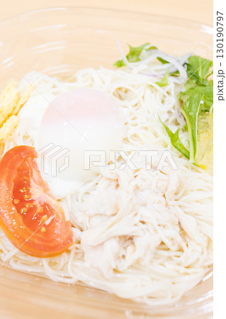 夏の味覚、コンビニの美味しい温泉玉子のせ素麺 130190797