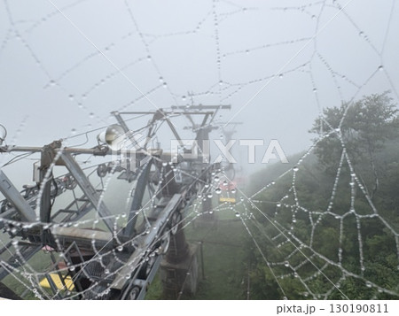 霧深い谷川岳天神平駅_夏の谷川岳ロープウェイリフト_霧の粒を纏う蜘蛛の巣 130190811