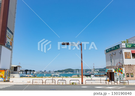 福岡県北九州市門司区の門司港前の交差点の信号機 電線がない風景 福岡県北九州市門司区の門司港前の交差点の信号機 電線がない風景 130190840