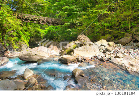 栃木県那須塩原市 青い川が流れるスッカン沢とスッカン橋 栃木県那須塩原市 青い川が流れるスッカン沢とスッカン橋 130191194