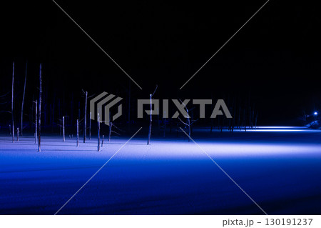 ライトアップされた冬の湖 美瑛町 ライトアップされた冬の湖 美瑛町 130191237