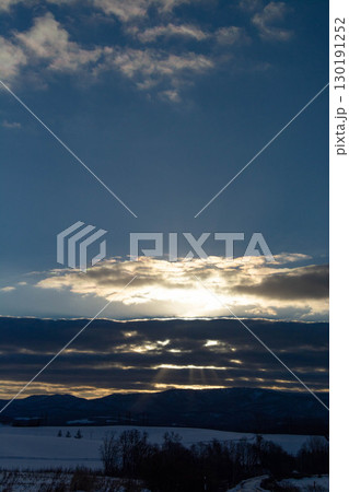 美しい冬の夕暮れ 130191252