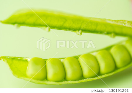 young green pea pods 130191291