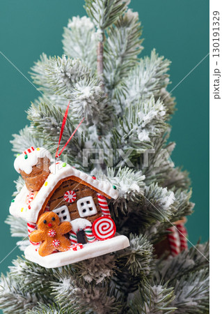 gingerbread house 130191329