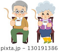 椅子に座ってコーヒーを飲みながら寛ぐシニア世代 130191386