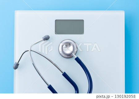 ヘルスメーターと聴診器 130192058