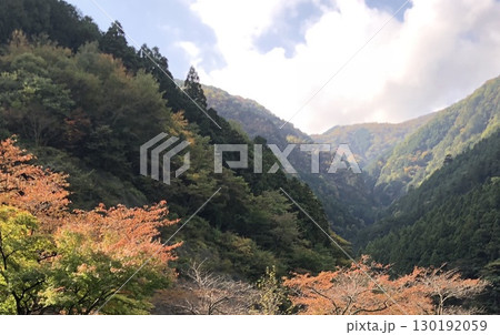 秋の山並みと紅葉 秋の山並みと紅葉 130192059