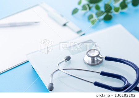 ヘルスメーターと聴診器 ヘルスメーターと聴診器 130192102