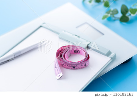 ヘルスメーターと聴診器 130192163