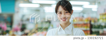 笑顔のスーパーマーケット女性店員01 130192721