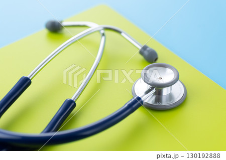 青い聴診器とバインダー 青い聴診器とバインダー 130192888