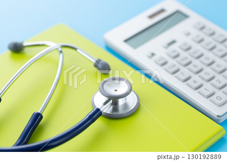 青い聴診器とバインダーと電卓 青い聴診器とバインダーと電卓 130192889
