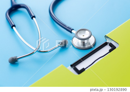 青い聴診器とバインダー 青い聴診器とバインダー 130192890