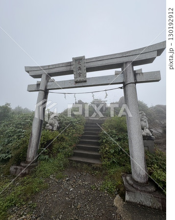 夏の谷川岳天神尾根から見た谷川岳登山道_谷川岳天神峠にある鳥居 夏の谷川岳天神尾根から見た谷川岳登山道_谷川岳天神峠にある鳥居 130192912