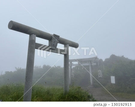 夏の谷川岳天神尾根から見た谷川岳登山道_谷川岳天神峠にある鳥居 夏の谷川岳天神尾根から見た谷川岳登山道_谷川岳天神峠にある鳥居 130192913