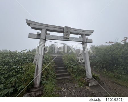 夏の谷川岳天神尾根から見た谷川岳登山道_谷川岳天神峠にある鳥居 130192914