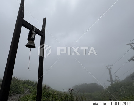 夏の谷川岳天神平_安全登山の鐘_谷川岳登山道_霧の中の谷川岳 夏の谷川岳天神平_安全登山の鐘_谷川岳登山道_霧の中の谷川岳 130192915