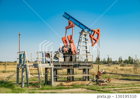 oil pump that pumps oil out of the ground oil pump that pumps oil out of the ground 130195310