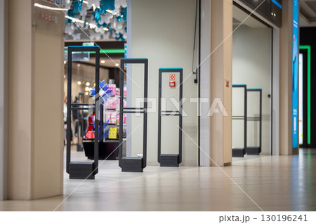A clothing store security system with radio-frequency gates A clothing store security system with radio-frequency gates 130196241