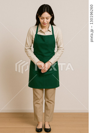 謝罪する若い女性店員　書店員 130196260