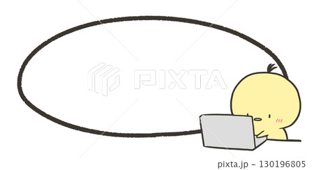 パソコン作業するヒヨコと吹き出し 130196805