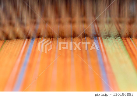 機織り機のカラフルな経糸の背景 130196883