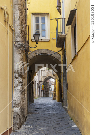 Narrow alley with arches connecting buildings in Benevento, Italy 130198051