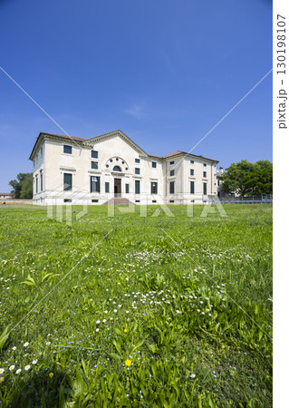 Villa Saraceno in Pojana Maggiore, Vicenza, showing its elegant facade and green lawn Villa Saraceno in Pojana Maggiore, Vicenza, showing its elegant facade and green lawn 130198107