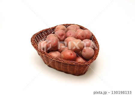 白バックの籠にいれたジャガイモ 130198133