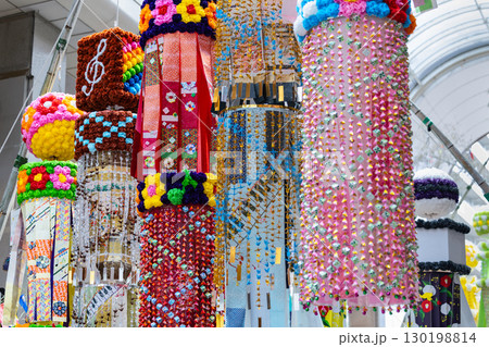 仙台七夕まつり　仙台七夕の七夕飾り 130198814