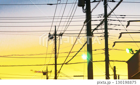 夕暮れの市街地の電信柱の風景 130198875