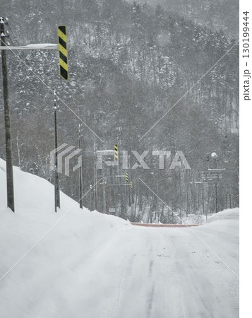 北海道の峠越えの雪道 北海道の峠越えの雪道 130199444