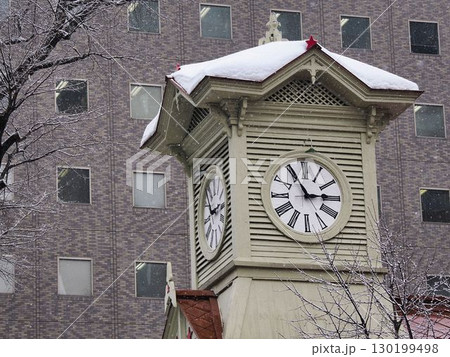 雪の被った札幌市時計台 130199498