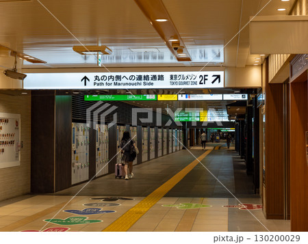 JR東京駅 八重洲側から見た「北地下自由通路」と案内表示 130200029